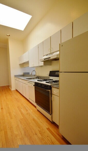 Building Photo - 3255 N Sheffield Ave