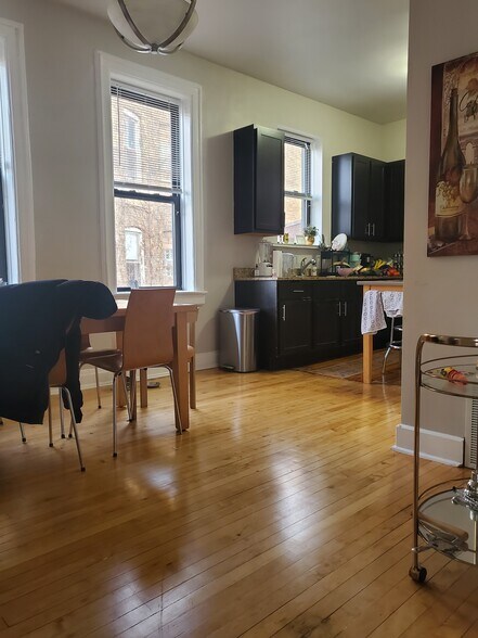 Building Photo - 2511 W Augusta Blvd