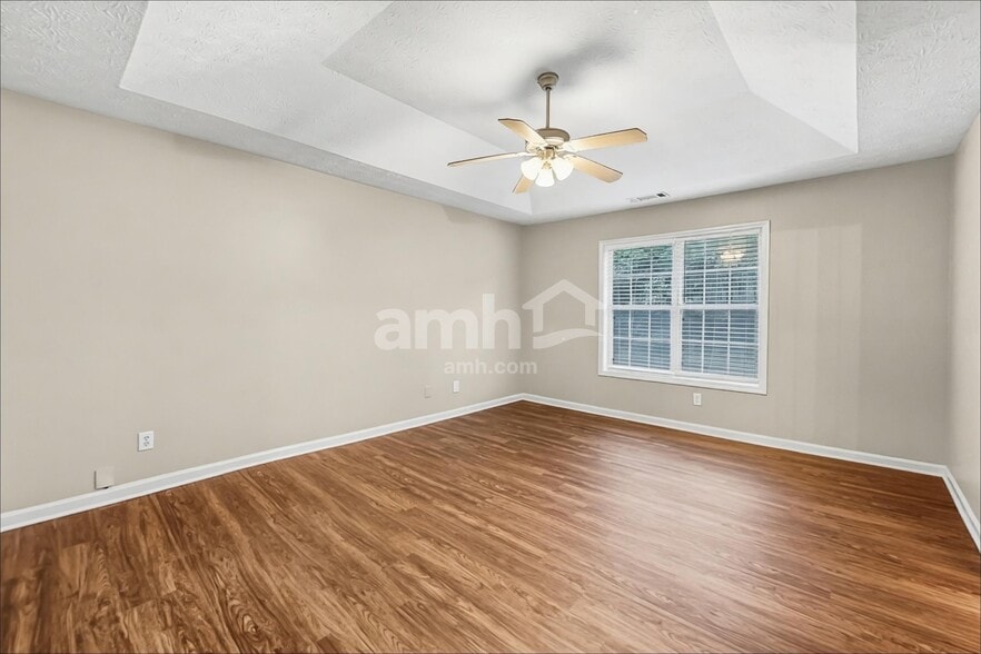 Building Photo - 1500 Chalet Cir