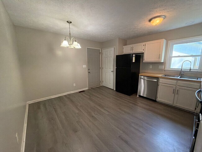 Building Photo - NEW LISTING!!