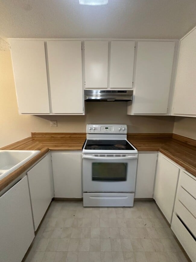 Building Photo - Beautiful & Large 2bd/ 2ba Condo