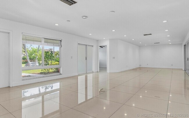 Building Photo - 2910 NE 40th Ct