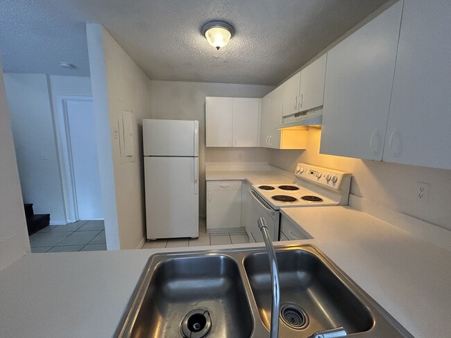 Building Photo - 910 Cypress Way E