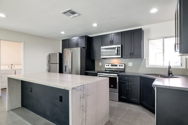 Building Photo - Large Trilevel home backing 60 with pool and close to ASU