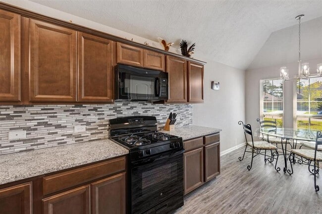 Building Photo - Like new 3 bedroom, 2 bath in the gated community of Point Aquarius/Summerchase