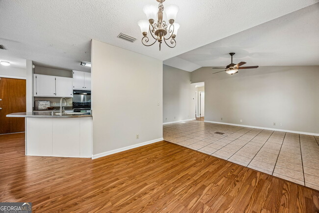 Building Photo - 132 N Woodvalley Dr