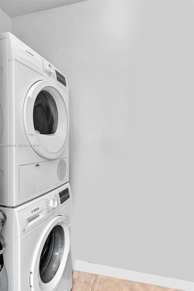 Building Photo - 300 S Biscayne Blvd