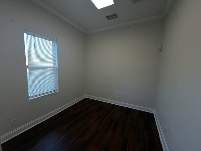 Building Photo - 3 Bedroom and 1 Bath