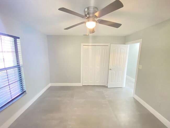 Building Photo - 13245 Shore Dr