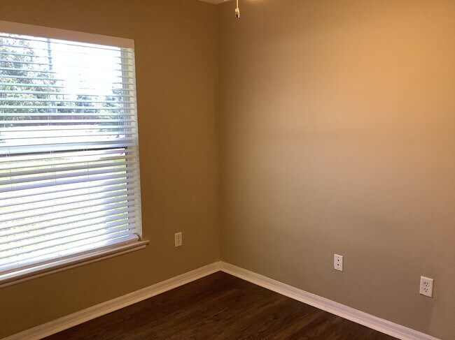 Building Photo - 2207 Golden Ivy Way