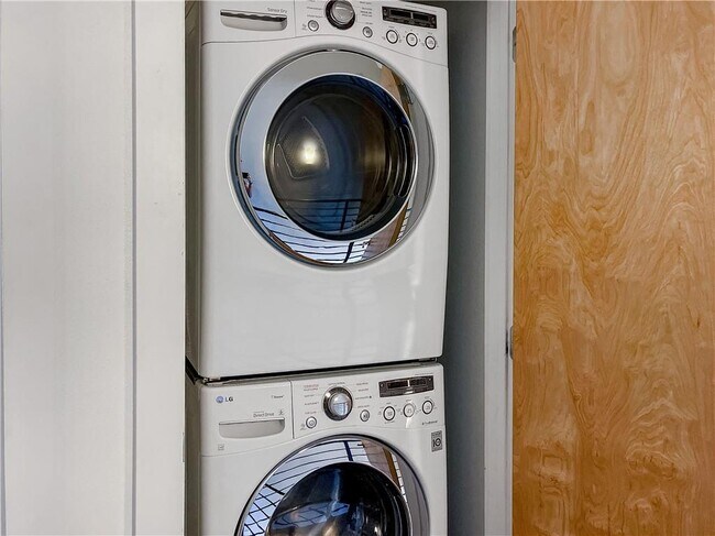 Building Photo - 352 W 5th St