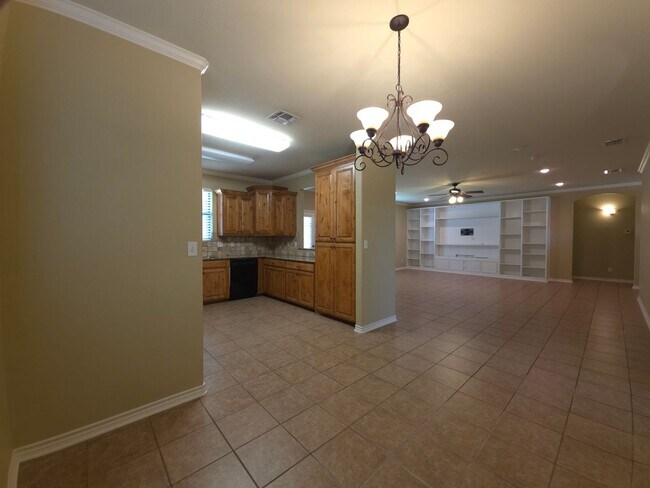 Building Photo - BEAUTIFUL and SPACIOUS 3-bedroom, 2-bathro...