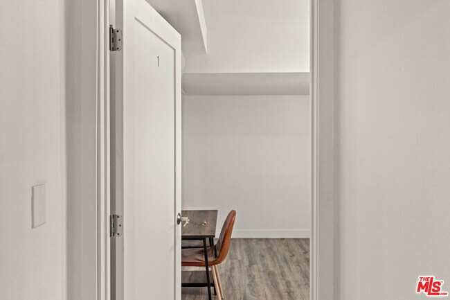 Building Photo - 1147 W 37th St