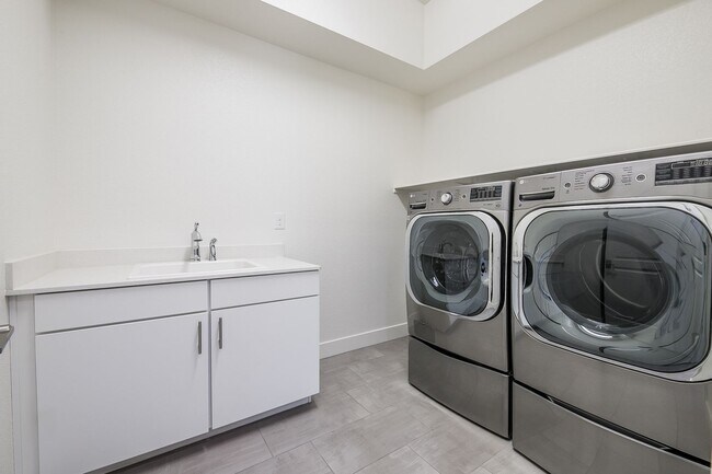 Building Photo - Luxury Living in Inspirada’s Gated Escala Community!