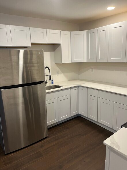 Building Photo - 1737 W 6th St