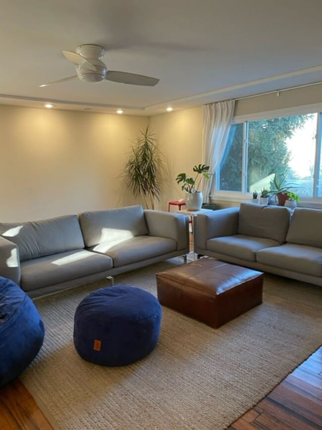 Building Photo - 4 bed/3bath-University Elementary School/I...