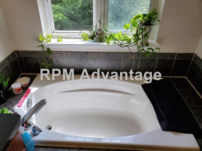 Building Photo - Gorgeous Townhouse Steps from Pool and Hik...