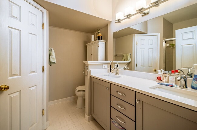 Building Photo - Comfortable Condo Living in Convenient Alexandria Location