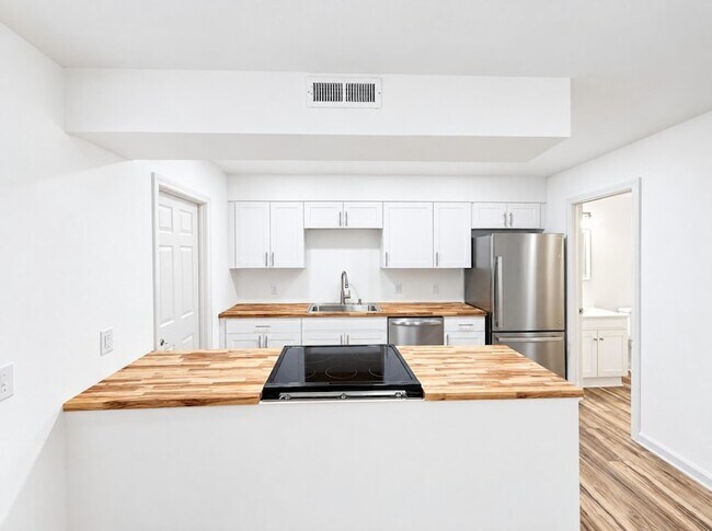 Building Photo - 5769 Dewsbury Ln