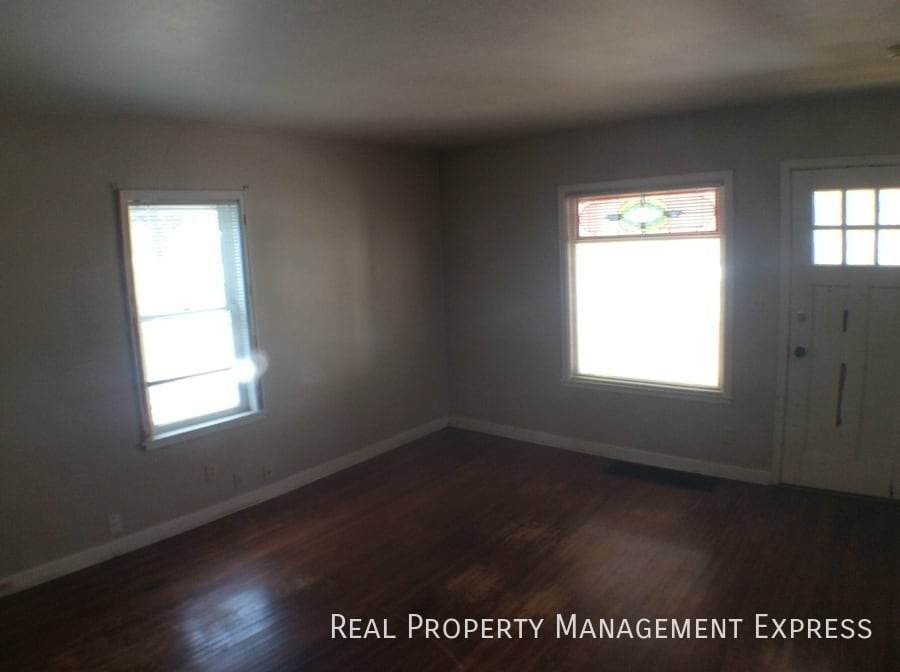 Building Photo - 2 Bedroom 1 Bathroom Lower Level Unit Clos...