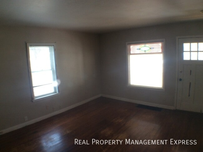 Building Photo - 2 Bedroom 1 Bathroom Lower Level Unit Clos...