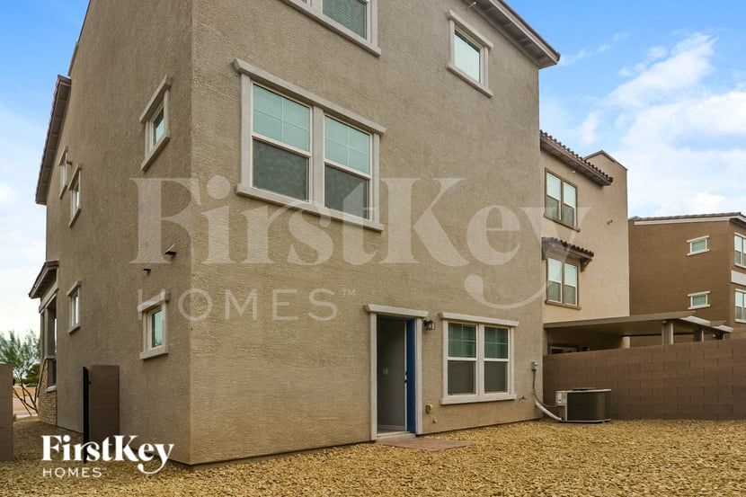 Building Photo - 803 N Water St