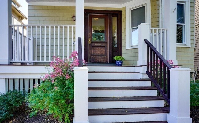 Building Photo - 98 Amory St