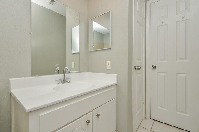 Building Photo - 4522 Donalbain Dr