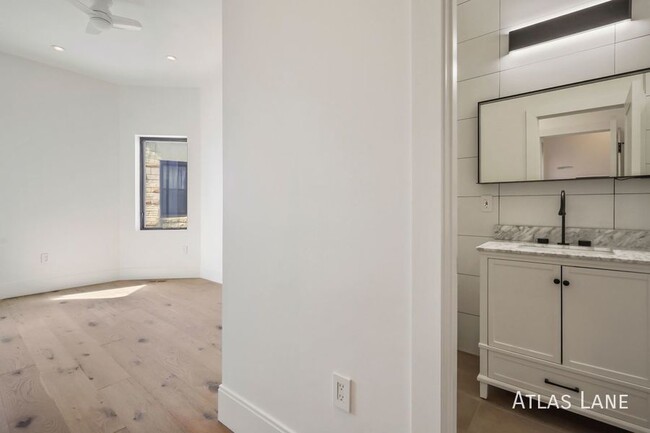 Building Photo - Professionally Managed// 3 bedroom 3 bathr...