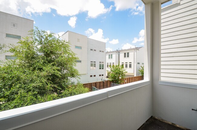 Building Photo - 1310 Delano St