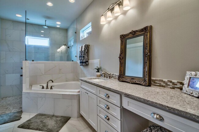 Building Photo - 989 Forest Shore Dr