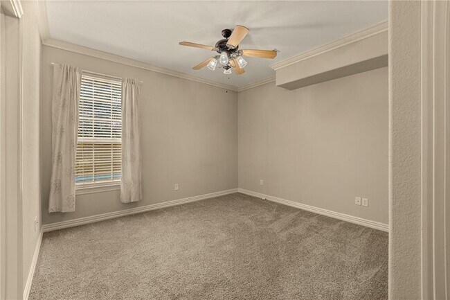 Building Photo - 621 Rockcliff Rd