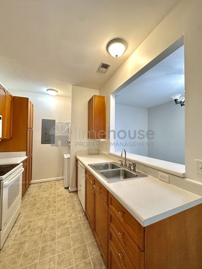 Building Photo - 5872 Ludington Dr