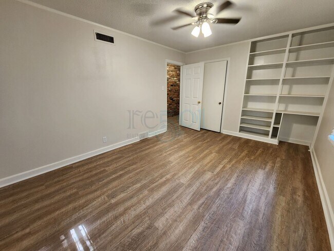 Building Photo - 7520 W Markham St