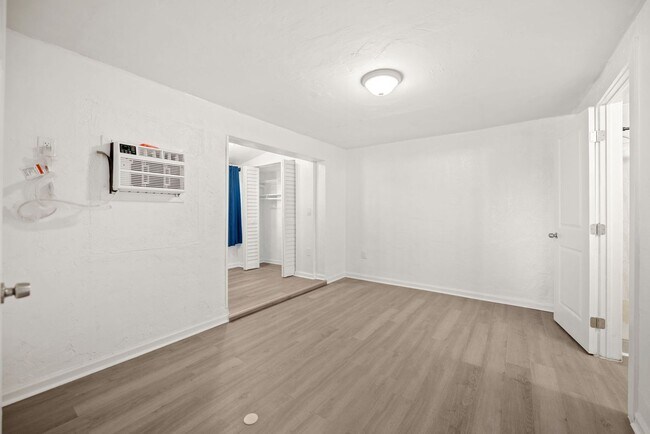 Building Photo - Spacious 1 Bed / 1 Bath Apartment Near Downtown Miami