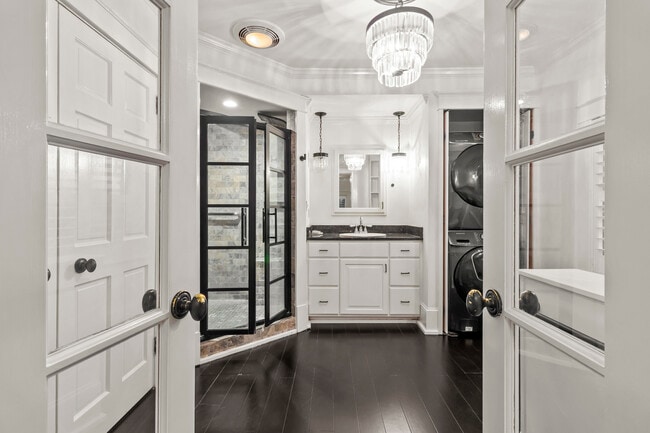 Building Photo - 1502 Tryon Rd