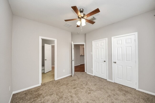 Building Photo - 4422 Roundtree Ln