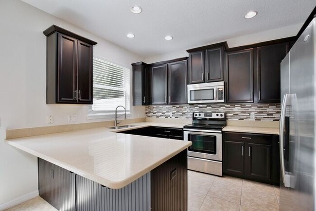 Building Photo - Stylish 3/2.5 Townhome with Open Floor Pla...