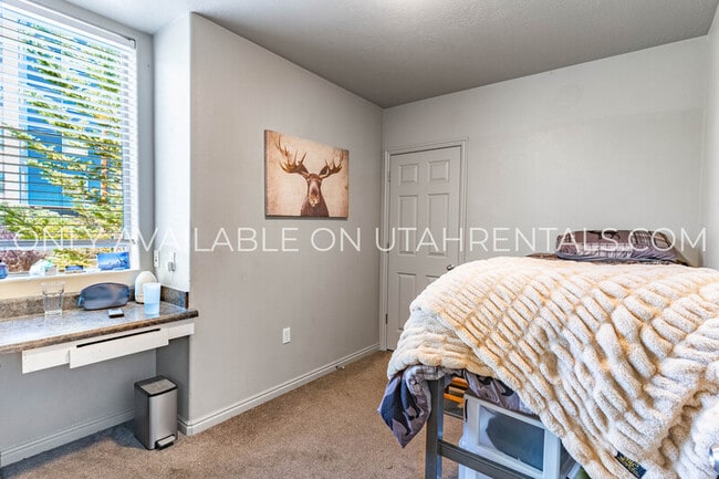 Building Photo - 892 E 700 N