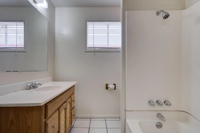 Building Photo - Wonderful 3/2 in Central Lubbock!