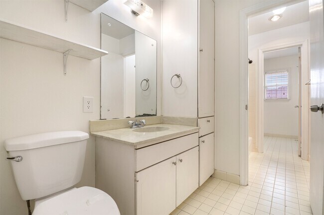 Building Photo - 6332 Chevy Chase Dr