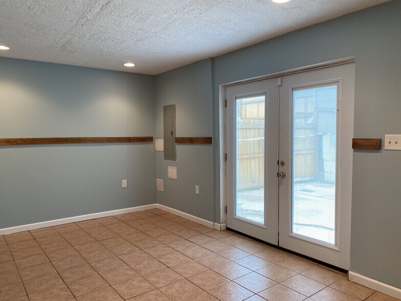 Building Photo - 67 Bristol Ct