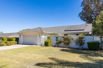 Building Photo - Spacious single level Home with A/C on the Golf Course!