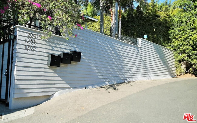 Building Photo - 1233 Ozeta Terrace