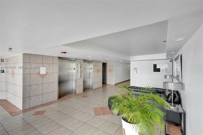 Building Photo - 9686 Fontainebleau Blvd