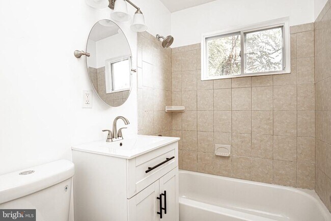 Building Photo - 3242 Holly Hill Dr