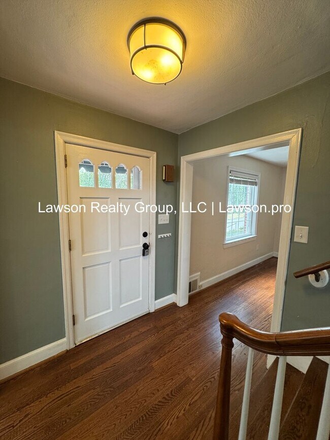 Building Photo - Charming and Updated Home in Raleigh Court with Fenced In Yard, Lawn Care Included!