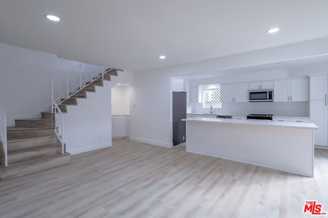 Building Photo - 823 S Detroit St