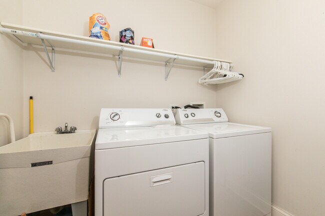 Building Photo - 1021 Peterson Ave