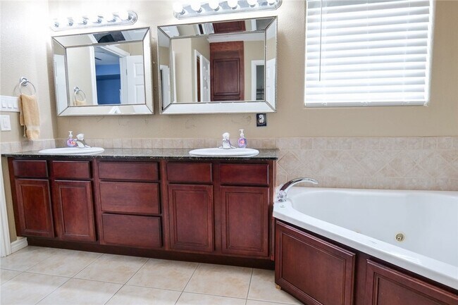 Building Photo - 15433 Cruiser St